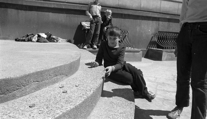 Warszawa 06.1973. Gra w kapsle. Chłopcy bawią się wykorzystując kapsle od butelek.