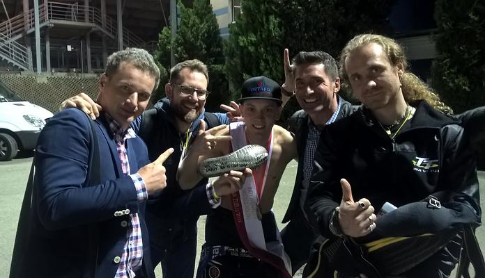 Szymon Woźniak z ekipą nSport+ i urodzinowym laczkiem.