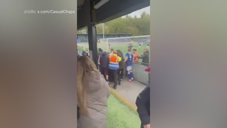 #dziejesiewsporcie: skandal na murawie! Kibic uderzył piłkarza