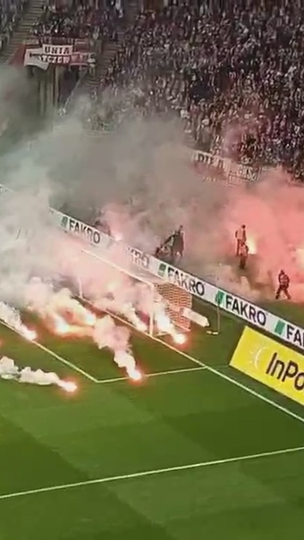 Mecz Polska-Holandia na narodowym. Wrzucili race na murawę