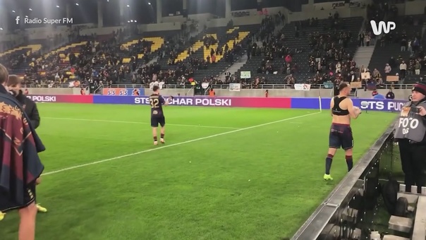 Piłkarze Pogoni Szczecin "za karę" oddali koszulki. Sceny w Pucharze Polski