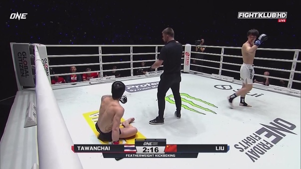 52 sekundy i koniec. Potężnym kopnięciem załatwił faworyta