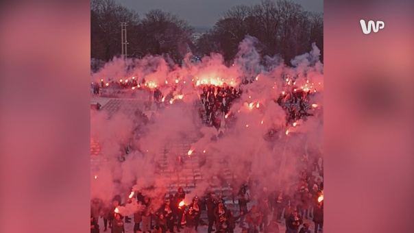 Tak kibice przywitali Karola Nawrockiego na Jasnej Górze. Race poszły w ruch