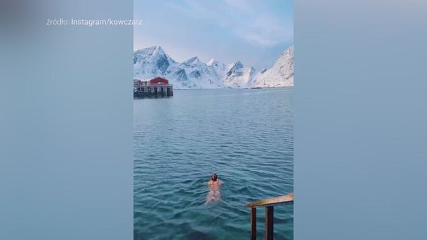 Rozebrała się do bikini i wskoczyła do wody. Wszystko pokazała w sieci