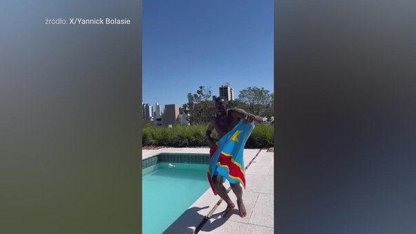 Niesamowite sceny. Wskoczył do basenu z radości!