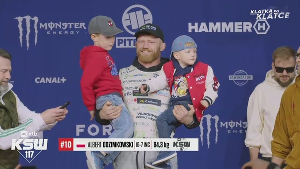 Odzimkowski skradł show przed galą w Warszawie. Na wagę wszedł z synami!