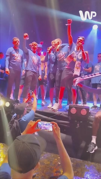Lech świętował przy szczególnie piosence. Sceny obiegły świat