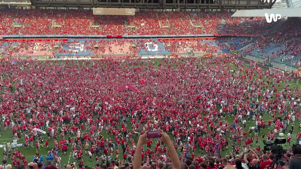 Tłumy kibiców na murawie. Fani Wisły świętują z piłkarzami