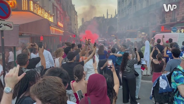 Race, fajerwerki na ulicy, ludzie na latarniach. Paryż oszalał po finale LM