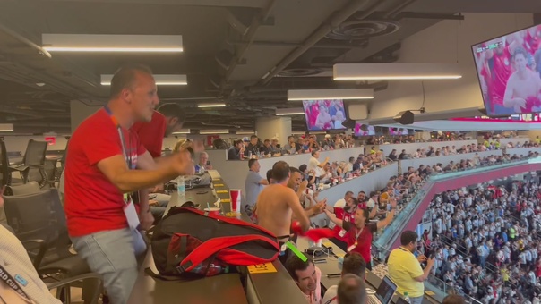 Ogromne emocje egipskich dziennikarzy. Jeden omal nie wypadł z trybuny!