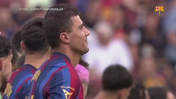 Sceny przed meczem FC Barcelony. Cały stadion wstał